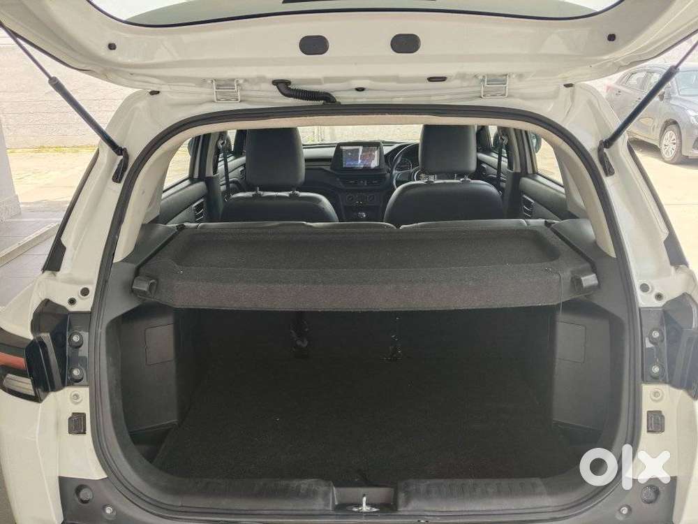 Maruti Suzuki Brezza 1.5 Lxi Smart Hybrid, 2025, Petrol