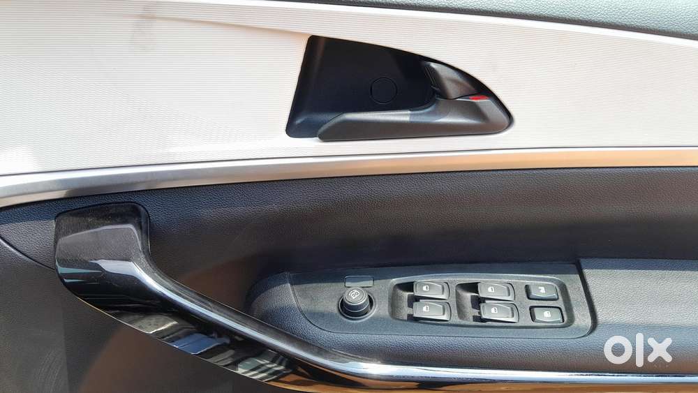 Mahindra Xuv700 2.0 Ax 5 Petrol At Str, 2022, Petrol