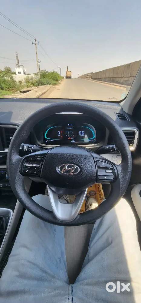 Hyundai Venue 2025 Petrol 4000 Km Driven