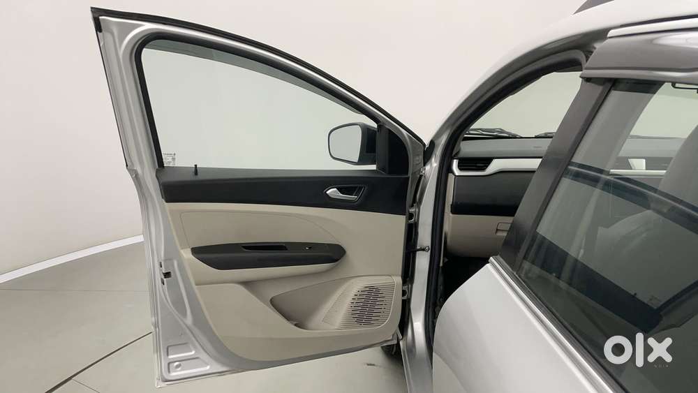 Renault Triber Rxz, 2023, Petrol