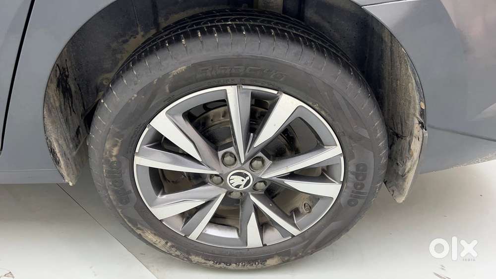 Skoda Slavia Style 1.0l Tsi At, 2023, Petrol