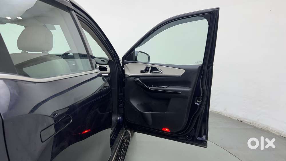 Mahindra Xuv700 2.0 Ax 7 Petrol At Str, 2023, Petrol