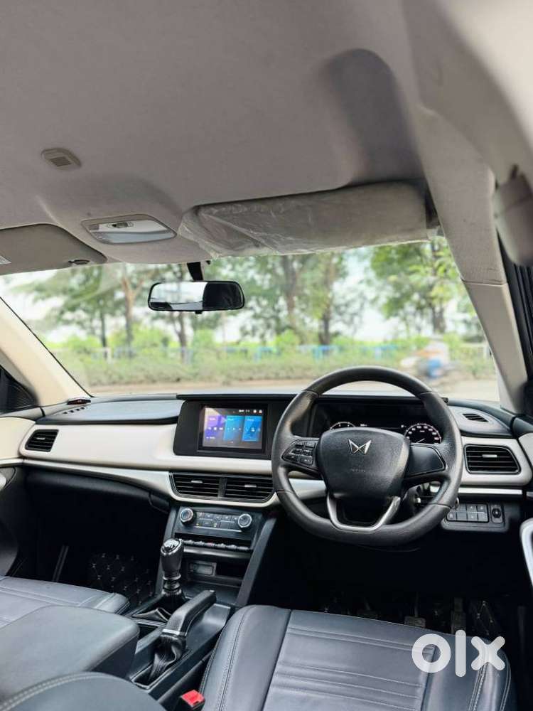 Mahindra Xuv700 2.0 Mx Petrol Mt 5 Str, 2022, Petrol