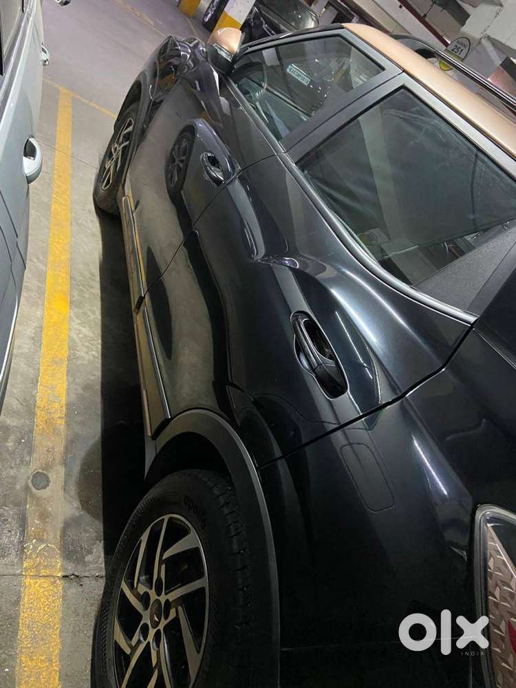 Top End Mahindra Xuv400 Black With The Extra Large 37.kw Battery