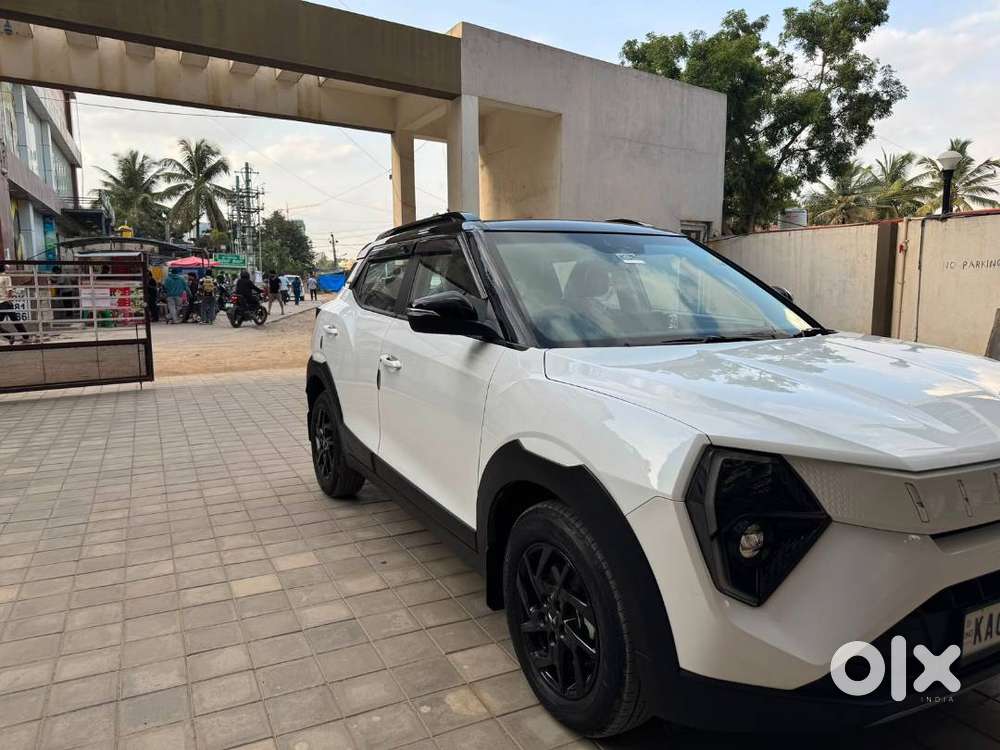 Like-new Oct 2025 Mahindra Xuv 3xo Revx A - Petrol, Automatic, Sunroof