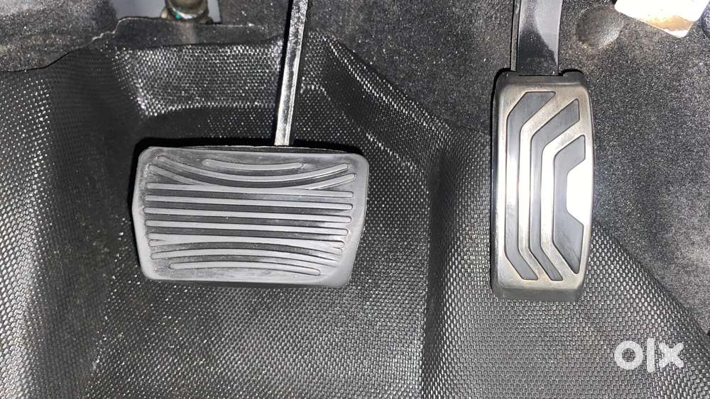 Mahindra Xuv700 2.0 Ax 3 Petrol At 5 Str, 2023, Diesel