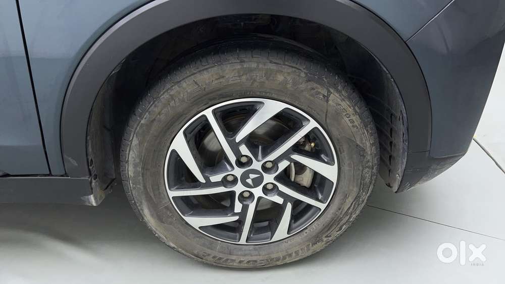 Mahindra Xuv300 1.2 W8 (o) Amt Petrol, 2023, Petrol