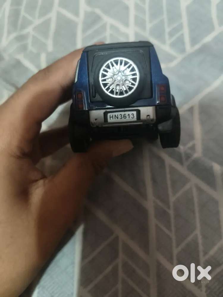 Model Car Defender Toy (i Will Give In 280rs)