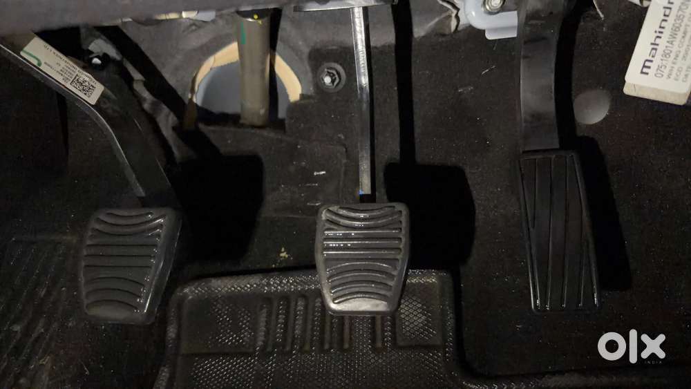Mahindra Xuv700 Ax 5 Petrol Mt 7 Str (e), 2023, Petrol