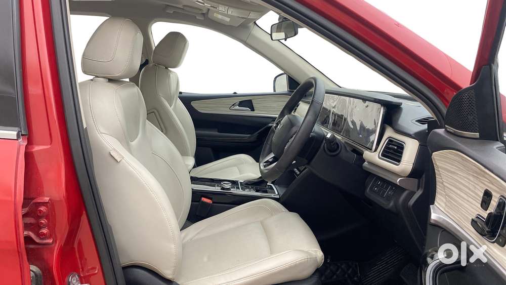 Mahindra Xuv700 2.0 Ax 7 Petrol Mt Str, 2021, Petrol