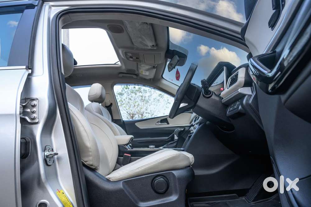 Mahindra Xuv700 2.2 Ax 7 Diesel At Luxury Pack Str Awd, 2022, Diesel