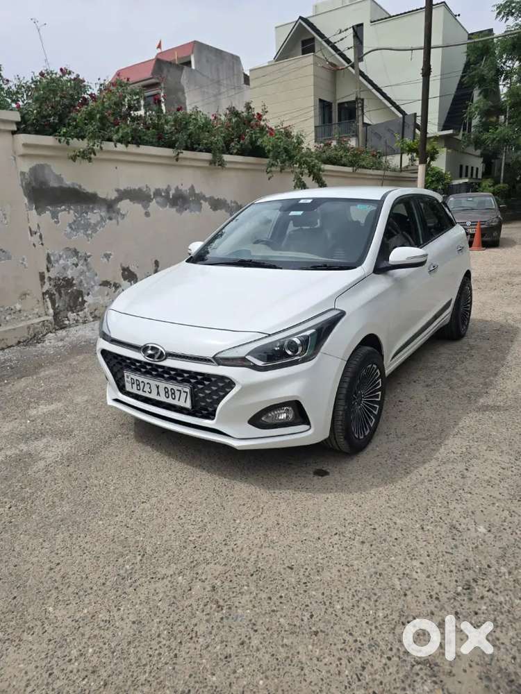 Hyundai I20 Petrol Best In Class 100%genuie Car Less Driven .