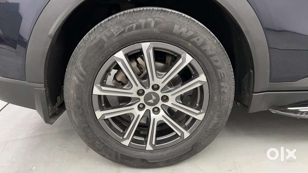 Mahindra Xuv700 2.0 Ax 7 Petrol Mt Str, 2023, Petrol