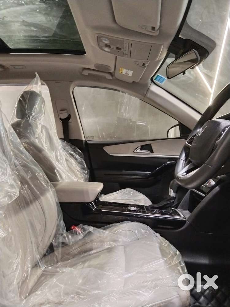 Mahindra Xuv700 2.0 Ax 7 Petrol At Luxury Pack Str, 2023, Petrol