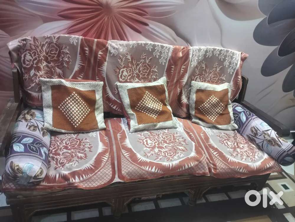 Solid Wooden 5 Seater Sofa Set (3+1+1) in Good Condition