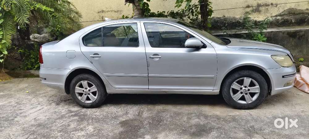 Skoda Laura Elegance 2013 Diesel New Battery New Tyr Insurance Chalu