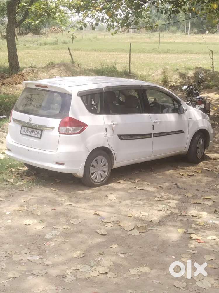 4 टायर नए  एक हाथ की गाड़ी चली हुई हे बीमा अभी चालू हे