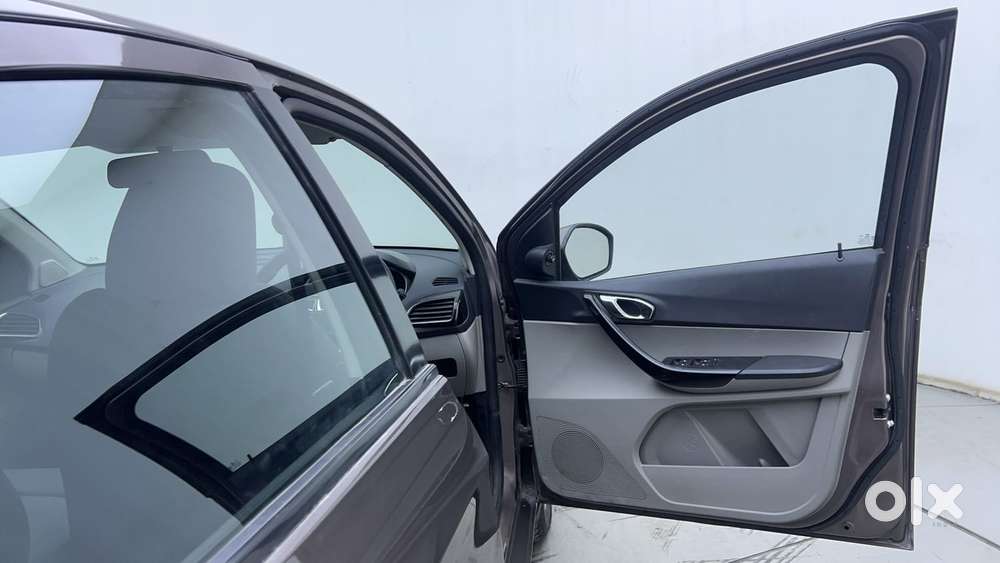 Tata Tiago Xza, 2017, Petrol