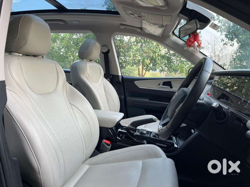 Mahindra Xuv700 2.0 Ax 7 Petrol Mt Str, 2022, Petrol