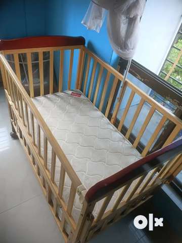 BABYHUG Hamilton wooden cot with mattress and mosquito net