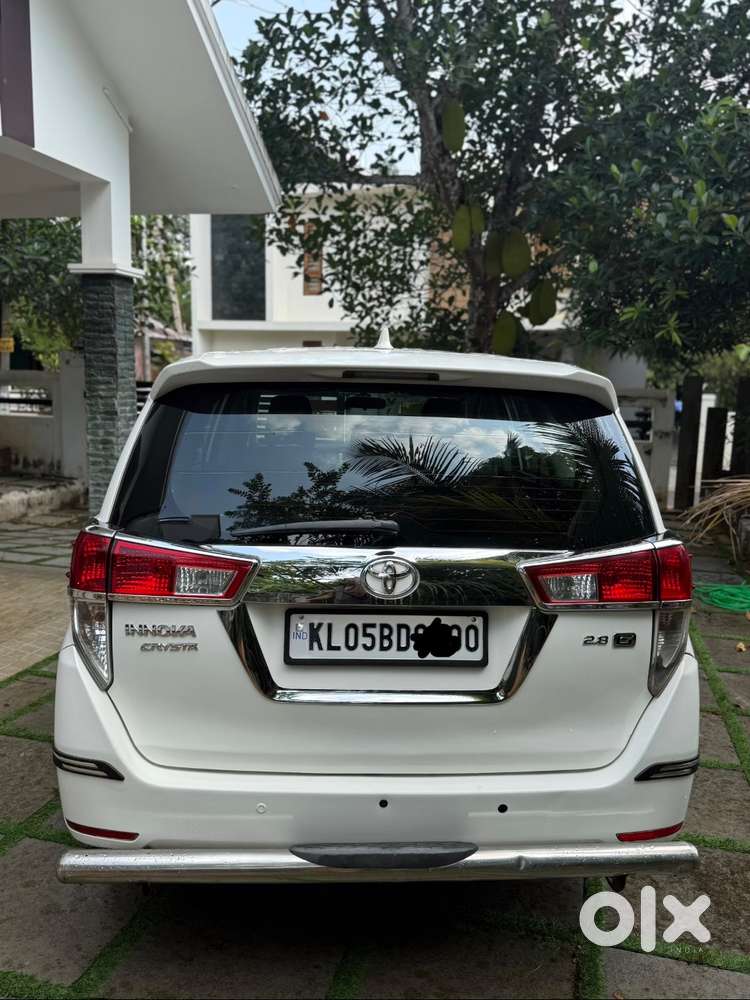 Toyota Innova Crysta 2.8g Automatic, Diesel, 6 Seater