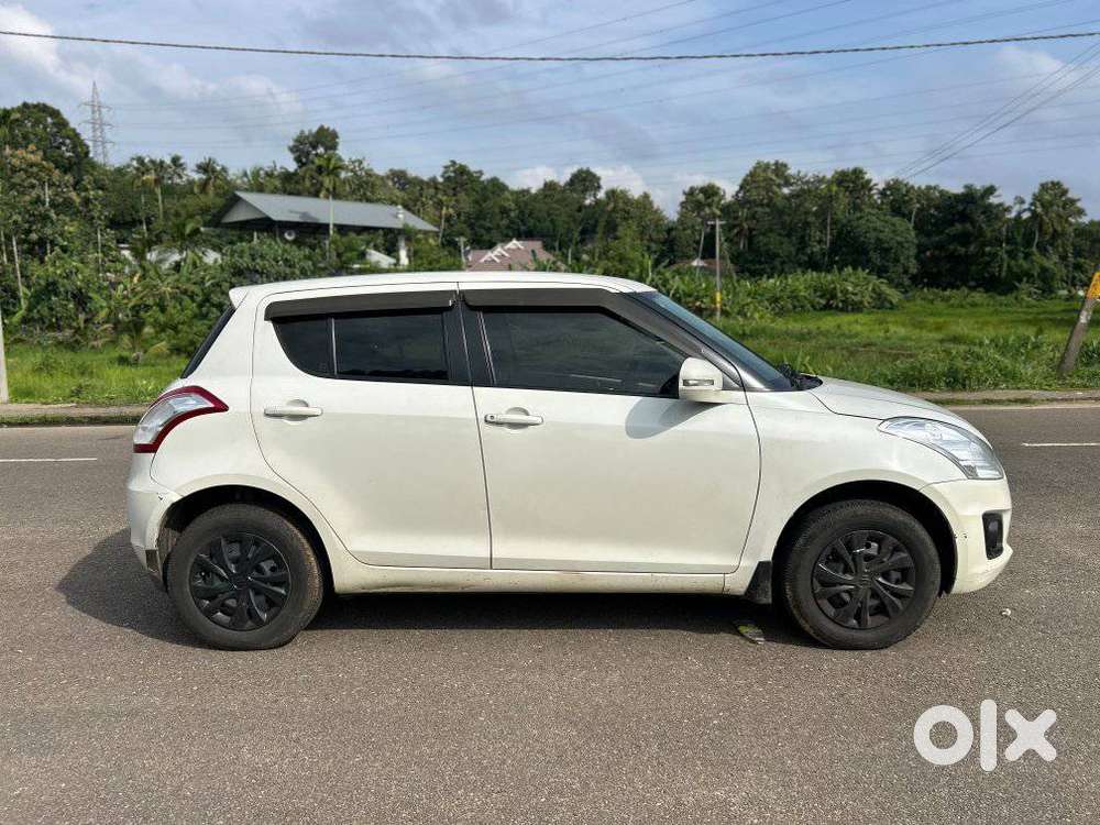 Maruti Suzuki Swift Vxi + Manual, 2017, Petrol
