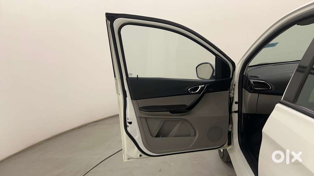 Tata Tiago Xza, 2017, Petrol