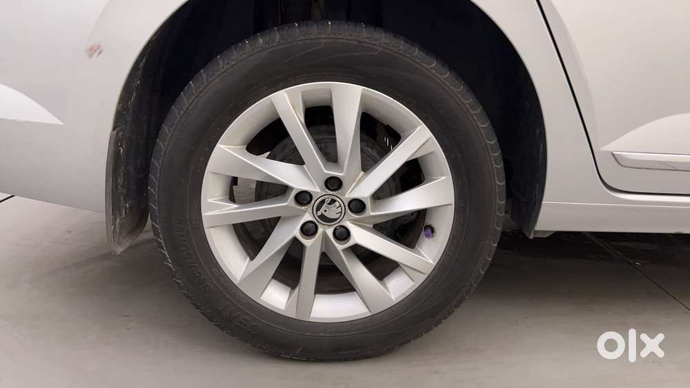 Skoda Slavia Ambition 1.0l Tsi At, 2022, Petrol