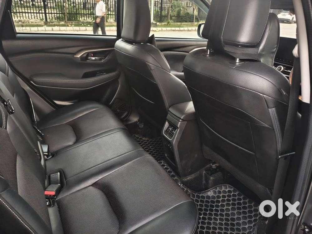 Maruti Suzuki Grand Vitara 1.5 Alpha Plus Intelligent Hybrid Ecvt, 2..