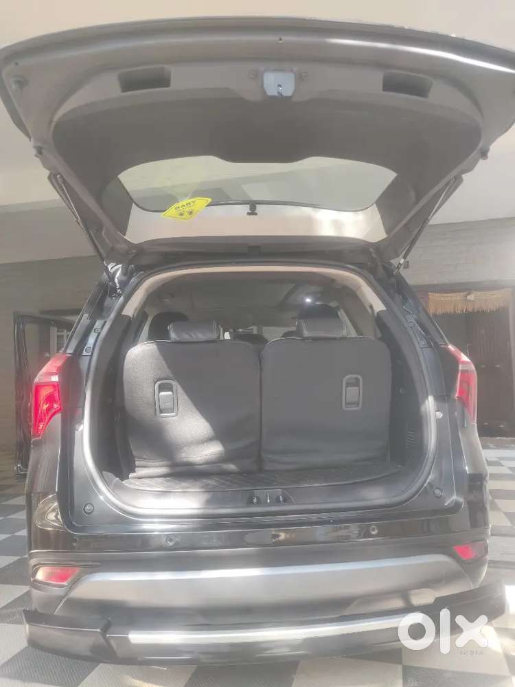 Mahindra Xuv700 Ax5 Petrol At  2024 Model 10k Km Excellent Condition