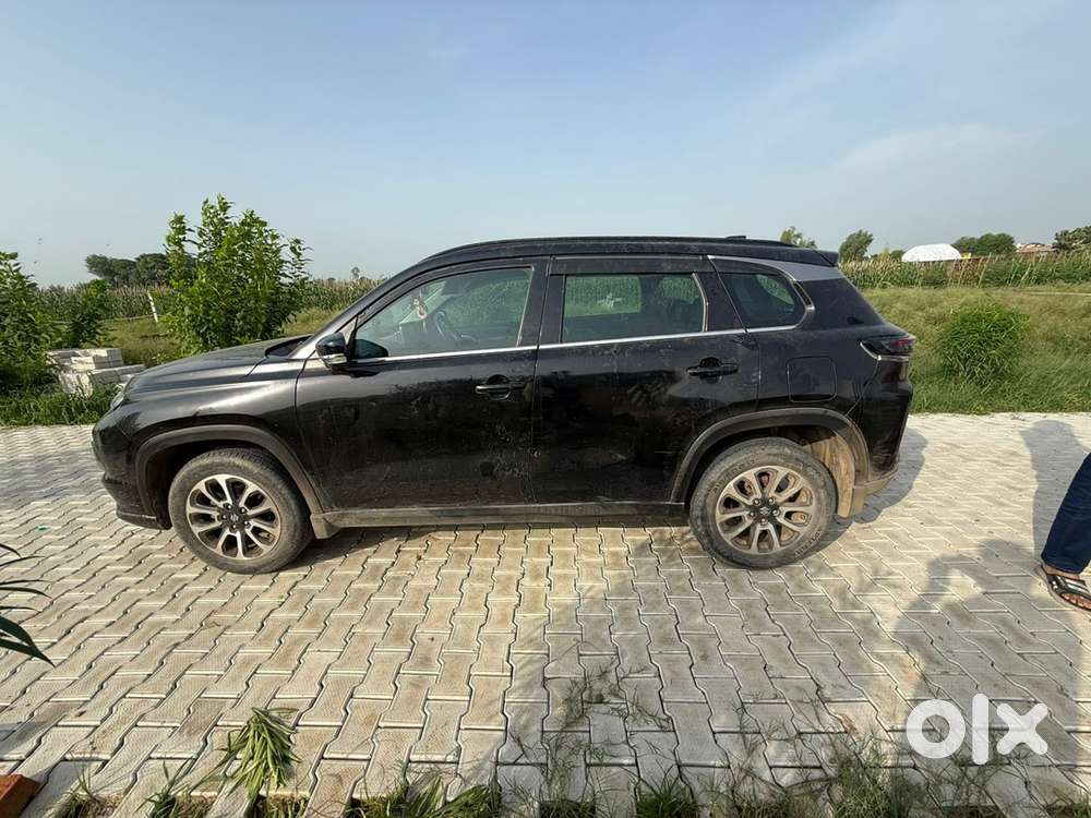 Grand Vitara Black  Panoramic Sunroof