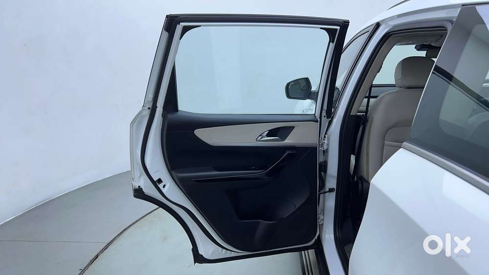 Mahindra Xuv700 2.0 Ax 7 Petrol At Str, 2022, Petrol
