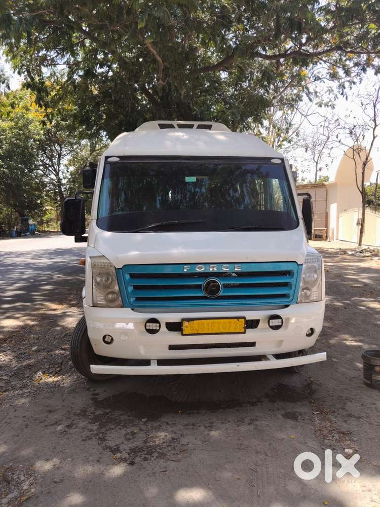 TEMPO TRAVELLER 26 SET AC