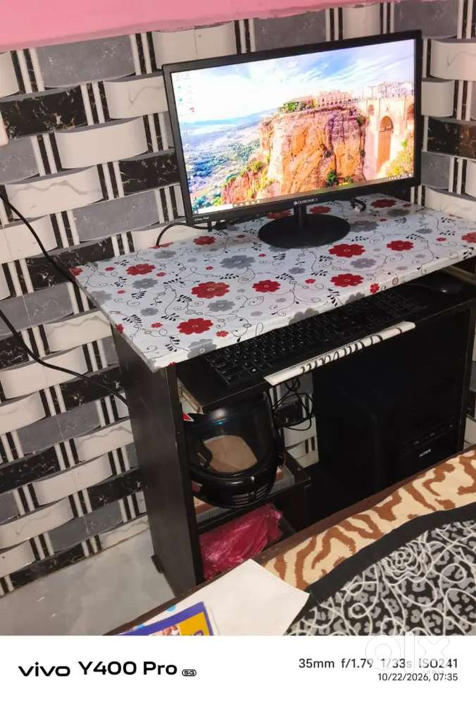 New desktop System Complete set with Table.