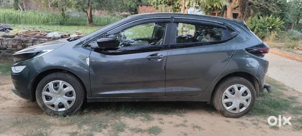 Tata Altroz Petrol 2025