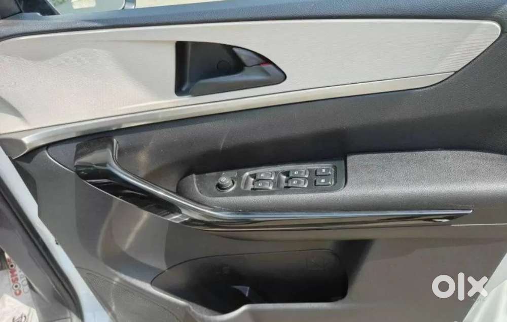 Mahindra Xuv700 2.0 Ax 5 Petrol Mt Str, 2023, Petrol