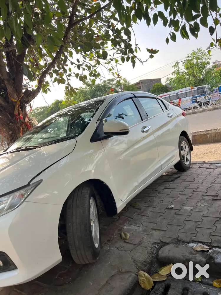 Honda City 2015 Diesel  With Sunroof Well Maintained Army Man
