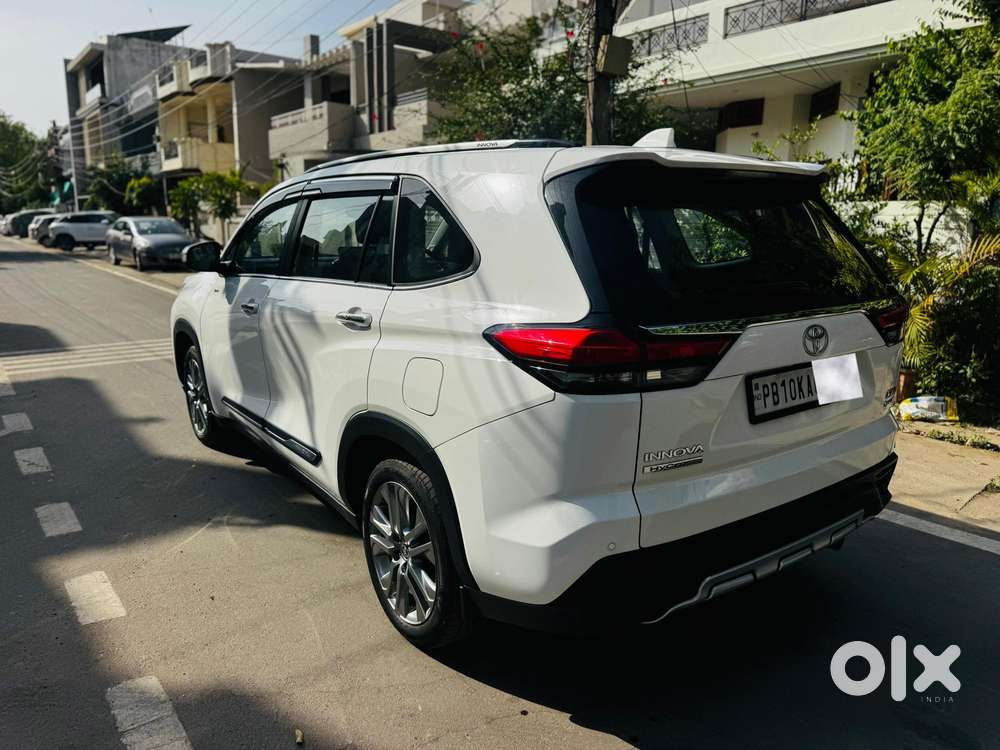 Toyota Innova Hycross 2.0 Zx (o) Hybrid 7 Str, 2025, Petrol