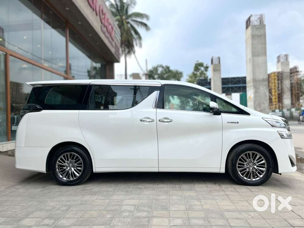 Toyota Vellfire 2.5 Executive Lounge, 2022, Petrol