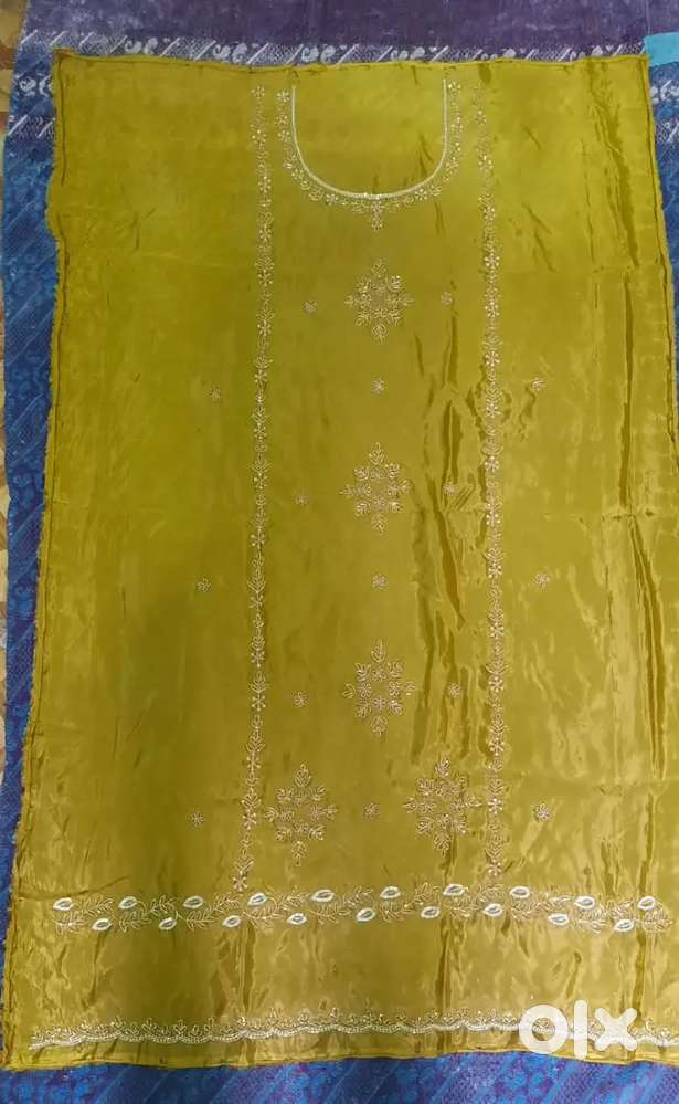 2 folding ply bali 4 plastic chair ek mej plastic ek ladki ki chair