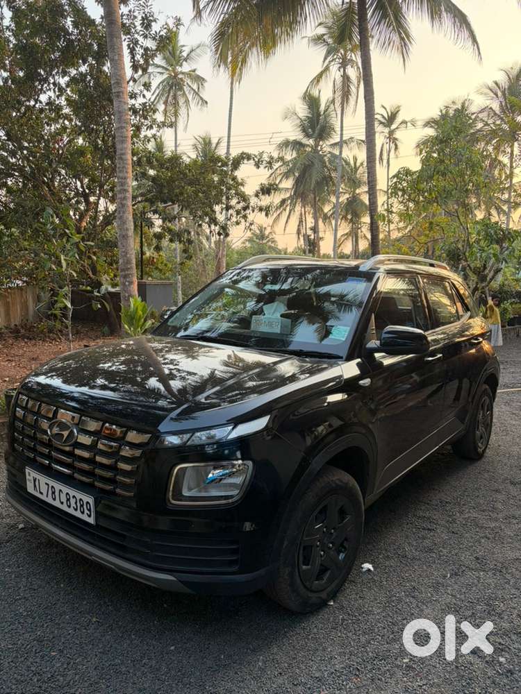 Hyundai Venue 2023 Petrol 25000 Km Driven