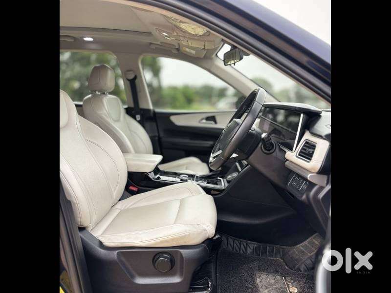 Mahindra Xuv700 2.2 Ax 7 Diesel At Luxury Pack Str Awd, 2022, Diesel