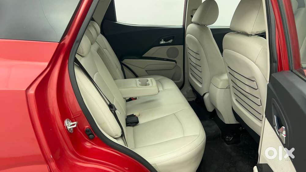 Mahindra Xuv300 1.2 W8 (o) Amt Petrol, 2022, Petrol