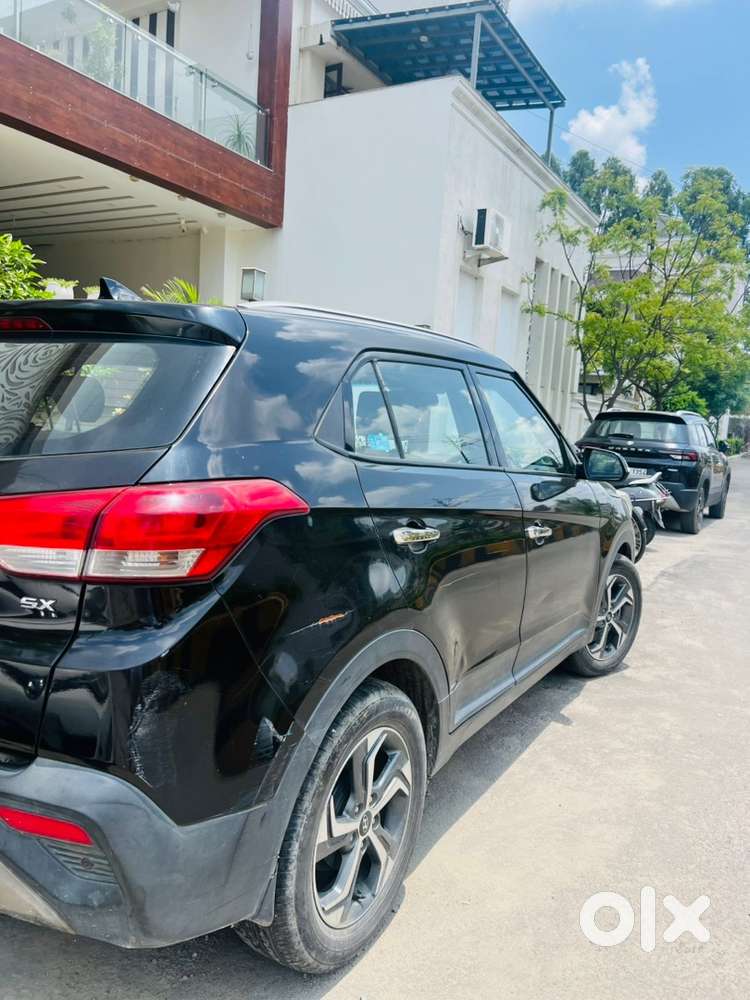 Hyundai Creta Black Top Model + Sunroof