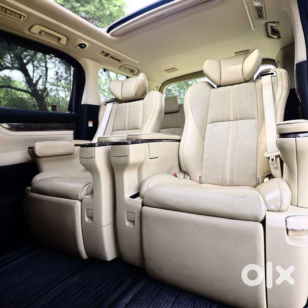 Toyota Vellfire 2.5 Executive Lounge, 2023, Petrol