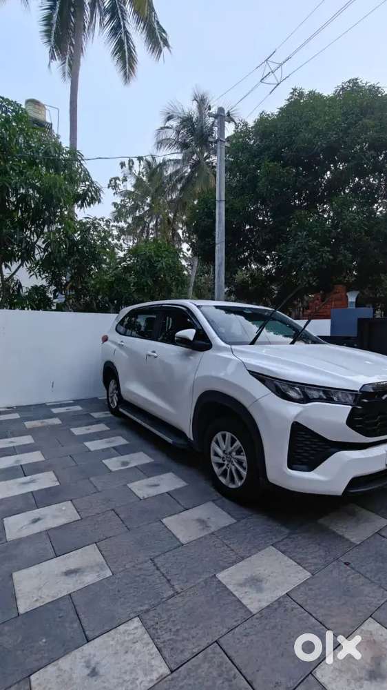 Toyota Innova Hycross 2025