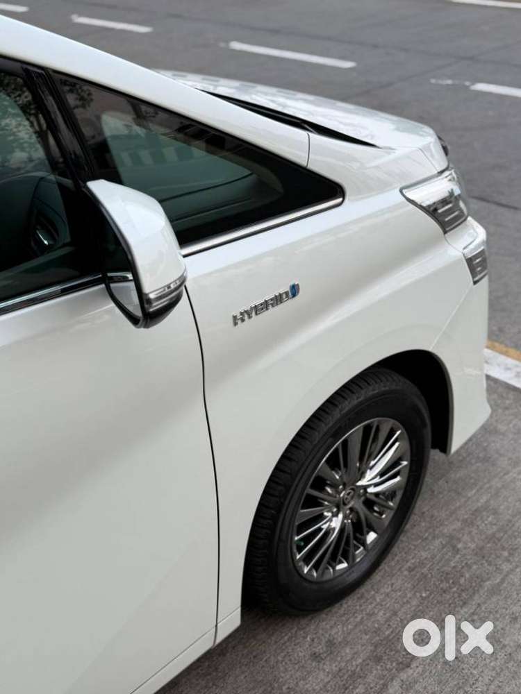Toyota Vellfire 2.5 Executive Lounge, 2022, Cng & Hybrids