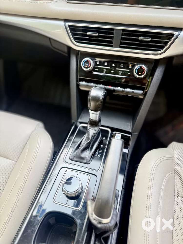 Mahindra Xuv700 2.0 Ax 7 Petrol At Str, 2022, Petrol