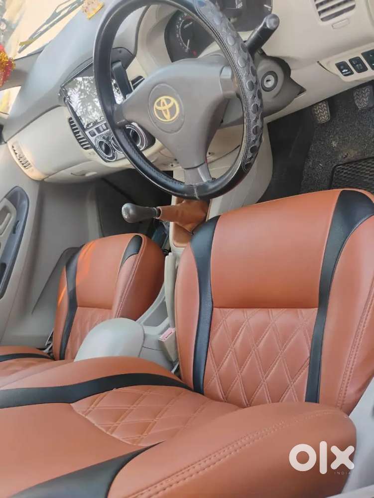Innova 2.5 G (2011) 7 Seater Showroom Tack Vehicle