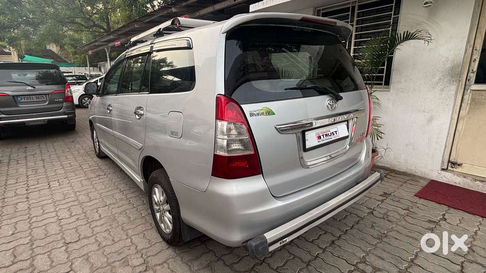 Toyota Innova 2.5 Vx 8 Str Bs-iii, 2012, Diesel